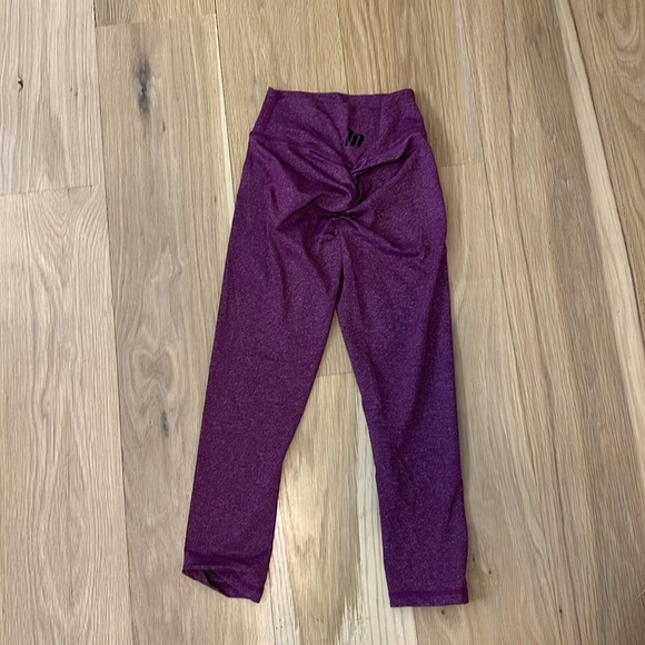 Magenta scrunch bum workout leggings - Picture 2 of 2